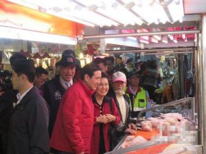 马英九逛菜市场买年菜 他的春节食谱都有啥(组图)