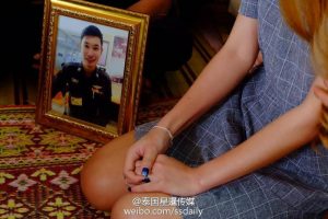 警察男友意外身亡 她如期完成订婚仪式 (组图)