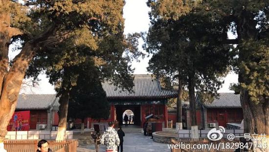 李亚鹏新年携女登大觉寺 李嫣腿长有范儿 (组图)