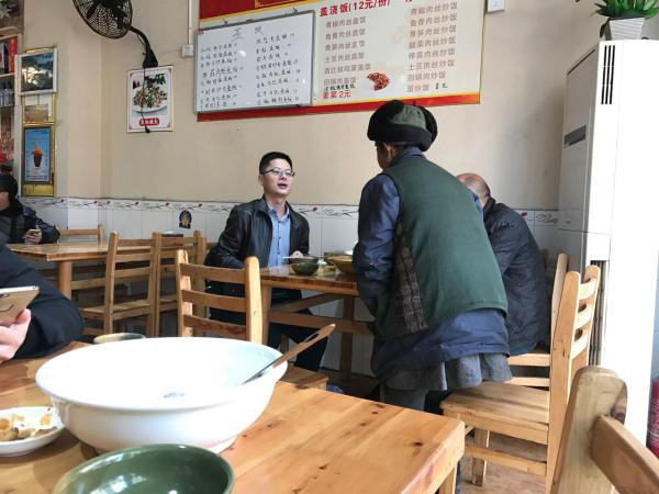 七旬乞讨老人进饭店要汤喝 男子邀其同桌吃饭(图)