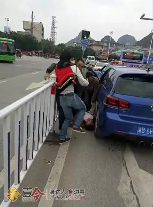 奔驰车主变道被大众车车主暴打:为啥你没有素质？