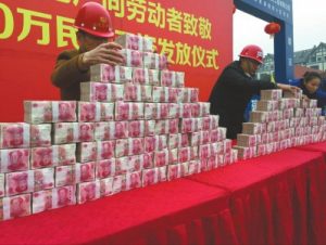 工地摆3600万现金发工钱:这样谁都没办法卷钱跑路