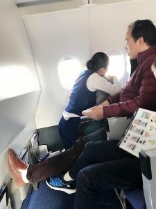 旅客航班上恐飞不适 空姐跪地紧紧环抱15分钟(图)