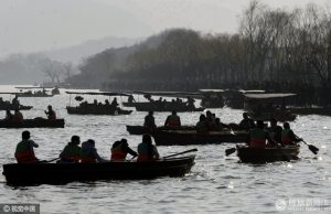 杭州西湖大年初一迎游客50.84万人次（组图）