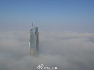 实拍：武汉云雾缭绕 四百米高空现蓝天(组图)