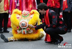 加拿大总理特鲁多穿唐装参加春节游行，还挺帅！