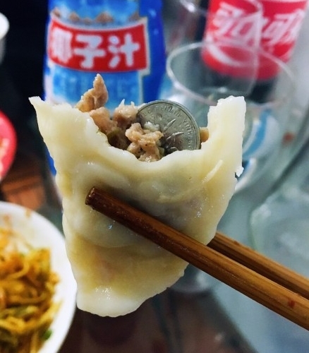 过年要在饺子里包硬币,这个吉祥的习俗竟起源于她