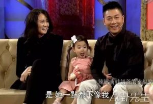 李小鹏老婆上节目只说英文,是太装还是另有隐情？