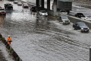 加州水灾：湾区连场暴雨 南加洪涝泥石流(组图)