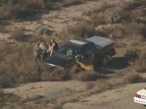 抢下警车一路狂飙 美国女子裸体大闹高速公路(视)