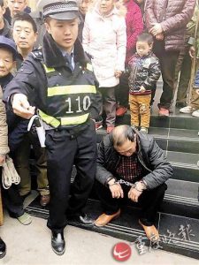 老人取款拉住银行保安 ：我被威胁了，快报警！