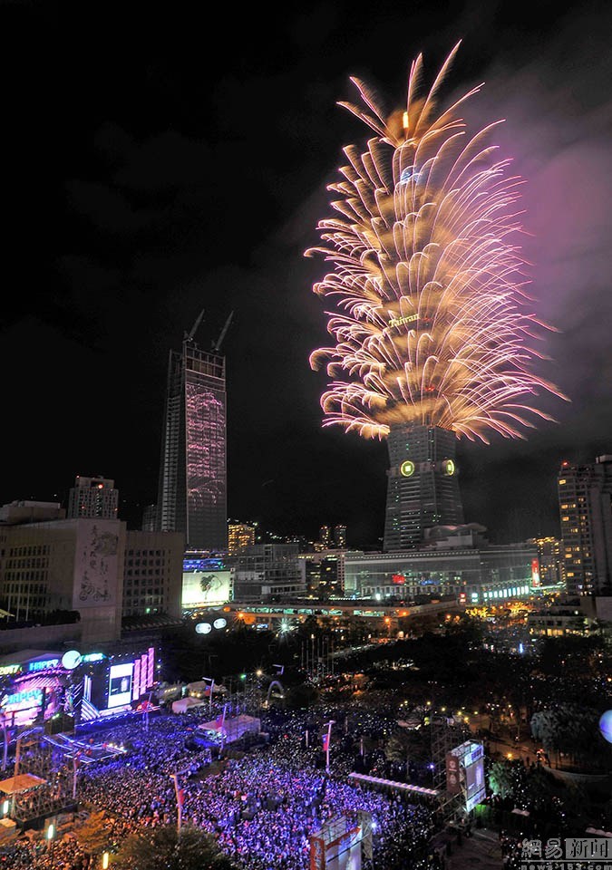 点亮台湾！台北101大楼举行跨年灯光烟火秀(组图)