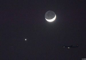 中国多地夜空上演新年天象“金星合月”(高清图)