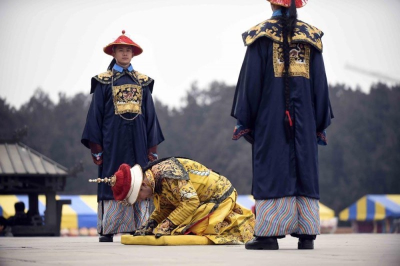 穿龙袍祭大地 他扮演27年皇帝 半小时叩头30个