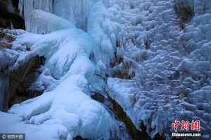 北京郊区现30米高冰瀑 悬于山间巍峨壮观(组图)