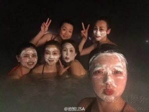 陈浩民娇妻穿泳装泡温泉 生四胎身材依旧火辣(图)