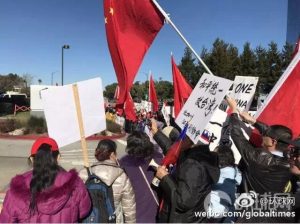 蔡英文在美国睡一宿 一睁眼被五星红旗包围(组图)