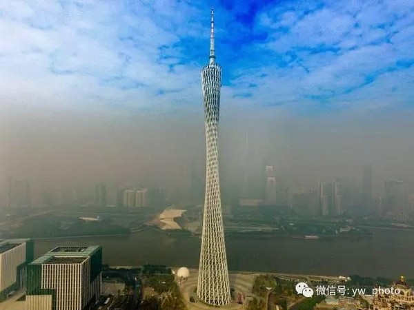 天堂地狱的距离！广州塔顶蓝天白云 城市雾霾垄罩