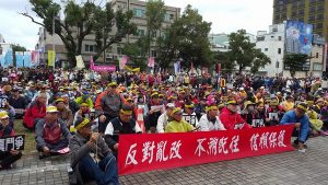 台25万人军公教上街 小英令所有宪兵集结总统府