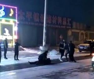 哈尔滨警察除夕殉职 倒地后仍抱住要逃跑的嫌疑人