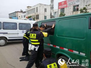 云南运钞员上路被查 枪指警察要求出示执法证(图)