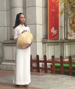 越南豪门婚礼：超跑美女穿民族服饰混搭(组图)