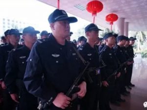 广东警察遭20多名暴徒围攻 大量武警增援