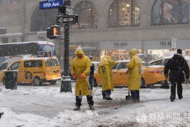 这么大的暴风雪 纽约时装周的姑娘就是不怕冷！