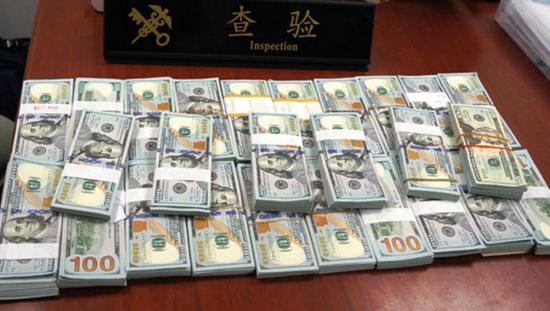 一中国旅客携1060万日元出境 被海关查获 (组图)