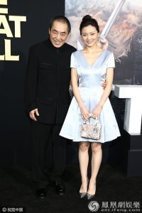 张艺谋携妻亮相《长城》北美首映 景甜性感露美背