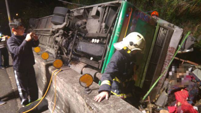 台湾发生一起游览车翻落边坡事故 17人无生命迹象