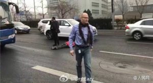 北京1男子马路上昏迷 4名老外相助 不愿留名(图)