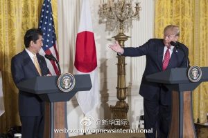 安倍演讲10分钟 不懂日语的特朗普却没带同传耳机