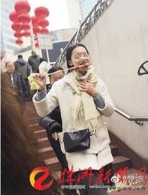 巧了！偷拍闺蜜吃相 竟无意拍下她手机被盗瞬间