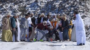 阿联酋罕见突降大雪 土豪们穿凉拖打雪仗(组图)