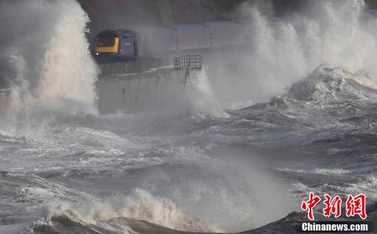 英法沿海强风暴 巨浪直拍楼房火车 场面震慑人心