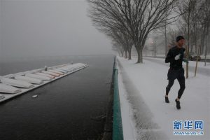 陷入暴风雪中的美国东北部 居民出行交通受阻(图)