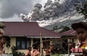 印尼锡纳朋火山喷发 学生不惧火山灰淡定玩耍(图)