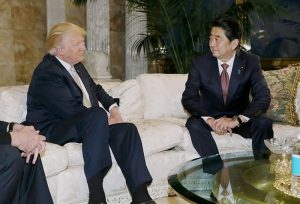 害怕特朗普与日打贸易战？ 安倍掏出养老金送大礼