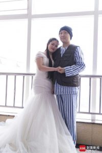 情人节第二天 女友披着婚纱走进癌症病房(图)