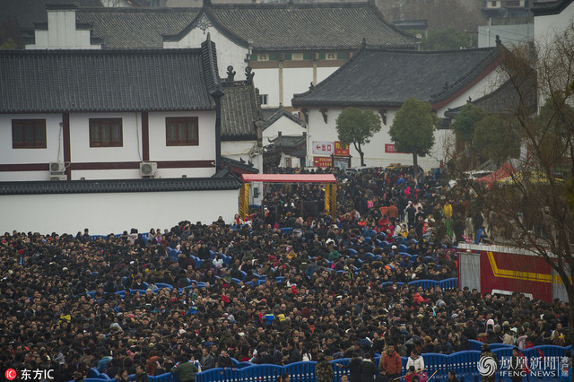 数十万人上武汉归元寺排队敬拜财神爷 场面火爆！