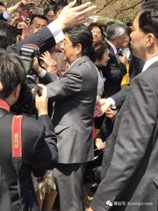 媒体：安倍壮着胆子赏樱 人们知道朝鲜不会有事了