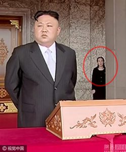 金正恩胞妹现身“太阳节”阅兵 默默站在他身后