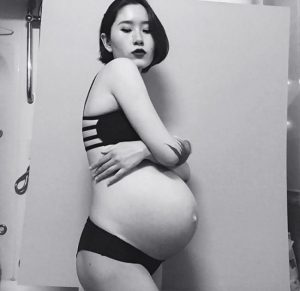 吉总统女儿晒赤裸哺乳照 惹回教徒批评(组图)