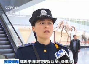 老人乘电梯摔倒 女安保员挺身当“肉垫”救下(图)