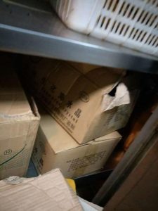 俏江南黑厨再曝脏乱问题:蟑螂卧餐盘 老鼠屎遍布