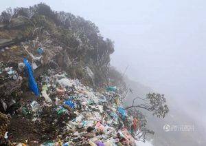 “中国最大观景台”牛背山变垃圾山 (高清组图)