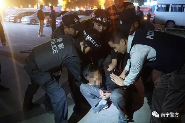 广西南宁警察打击黄赌毒 一夜抓了262人 (组图)