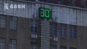 气温飙破31℃ 上海女孩子们都受不了了(组图)