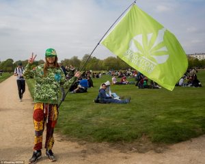 6000人聚集海德公园吸食大麻,英国警方却视而不见